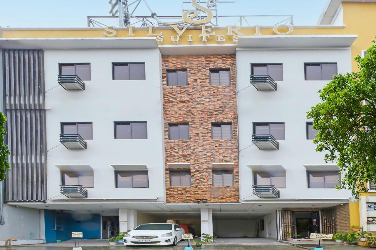 Oyo 896 Silverio Hotel
